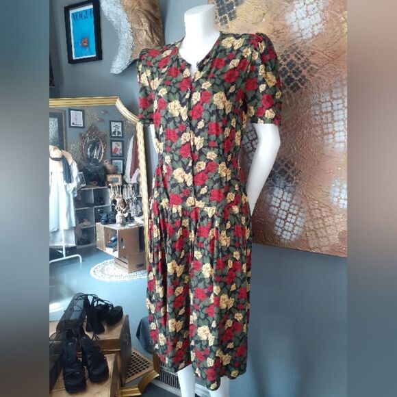Vintage Dark Floral Button-Down Dress - Picture 16 of 16